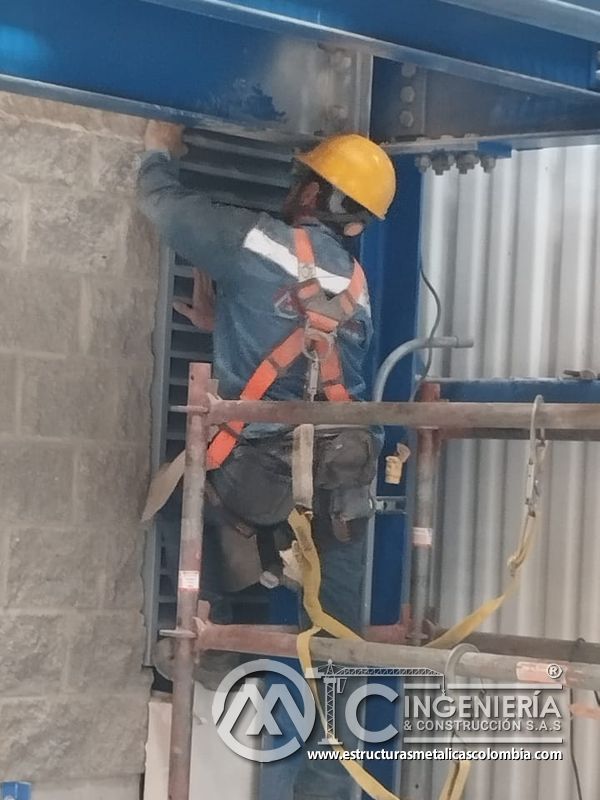 Trabajo en altura sobre pasarela con plataforma auxiliar del Edificio eléctrico CCM - Brinsa con fabricación e instalación profesional en Bogotá, Colombia. Montajes, Ingeniería y Construcción. MIC SAS. Trabajo en altura sobre pasarela con plataforma auxiliar del Edificio eléctrico CCM - Brinsa en Bogotá, Colombia. Montajes, Ingeniería y Construcción. MIC SAS.