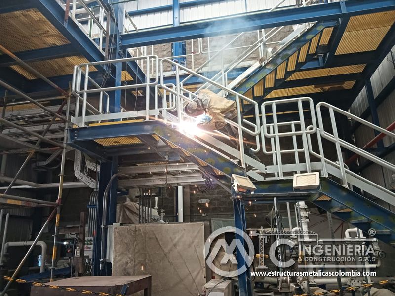 Soldadura en pasarela elevada junto a escalera metálica del Edificio eléctrico CCM - Brinsa con fabricación e instalación profesional en Bogotá, Colombia. Montajes, Ingeniería y Construcción. MIC SAS. Soldadura en pasarela elevada junto a escalera metálica del Edificio eléctrico CCM - Brinsa en Bogotá, Colombia. Montajes, Ingeniería y Construcción. MIC SAS.