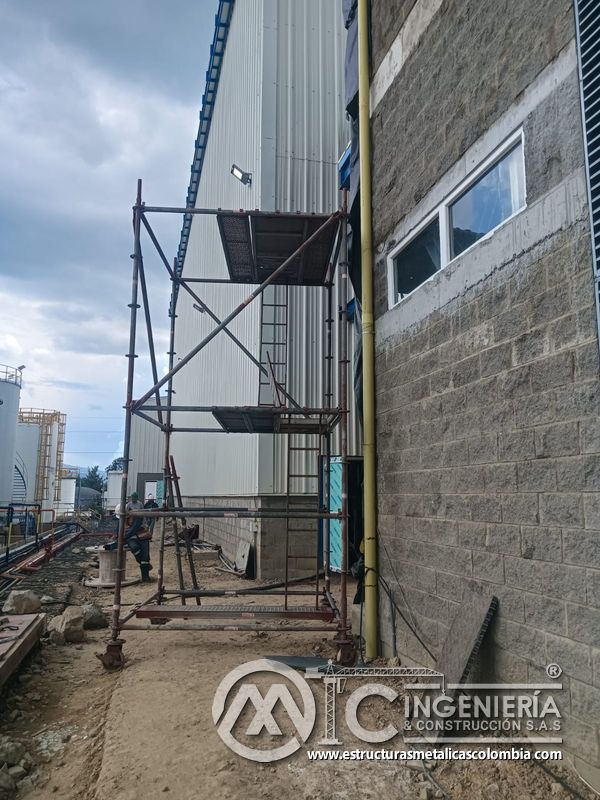 Estructura exterior con escalera metálica y soportes del Edificio eléctrico CCM - Brinsa con fabricación e instalación profesional en Bogotá, Colombia. Montajes, Ingeniería y Construcción. MIC SAS. Estructura exterior con escalera metálica y soportes del Edificio eléctrico CCM - Brinsa en Bogotá, Colombia. Montajes, Ingeniería y Construcción. MIC SAS.