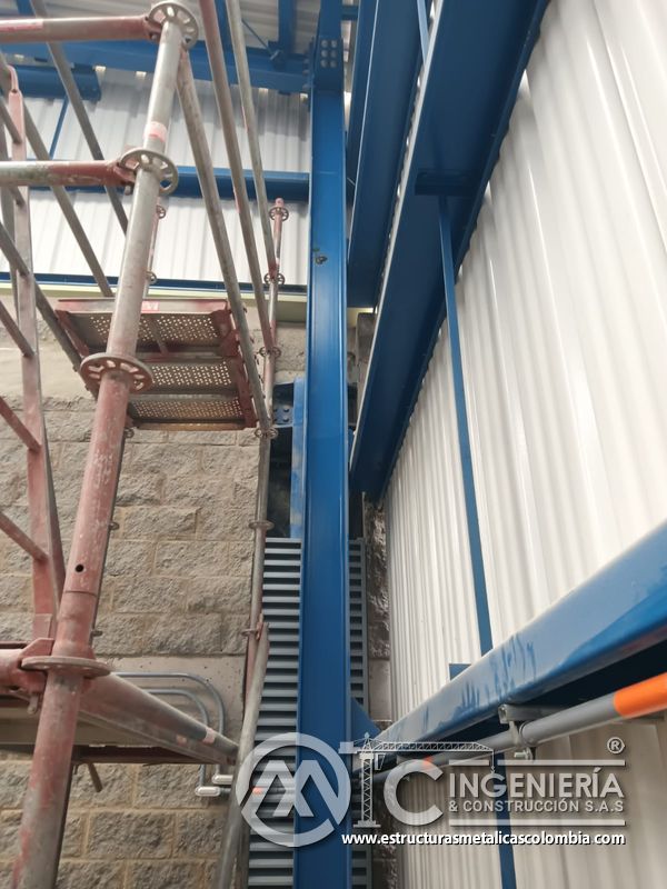 Columna de soporte y pasarela metálica en fachada del Edificio eléctrico CCM - Brinsa con fabricación e instalación profesional en Bogotá, Colombia. Montajes, Ingeniería y Construcción. MIC SAS. Columna de soporte y pasarela metálica en fachada del Edificio eléctrico CCM - Brinsa en Bogotá, Colombia. Montajes, Ingeniería y Construcción. MIC SAS.