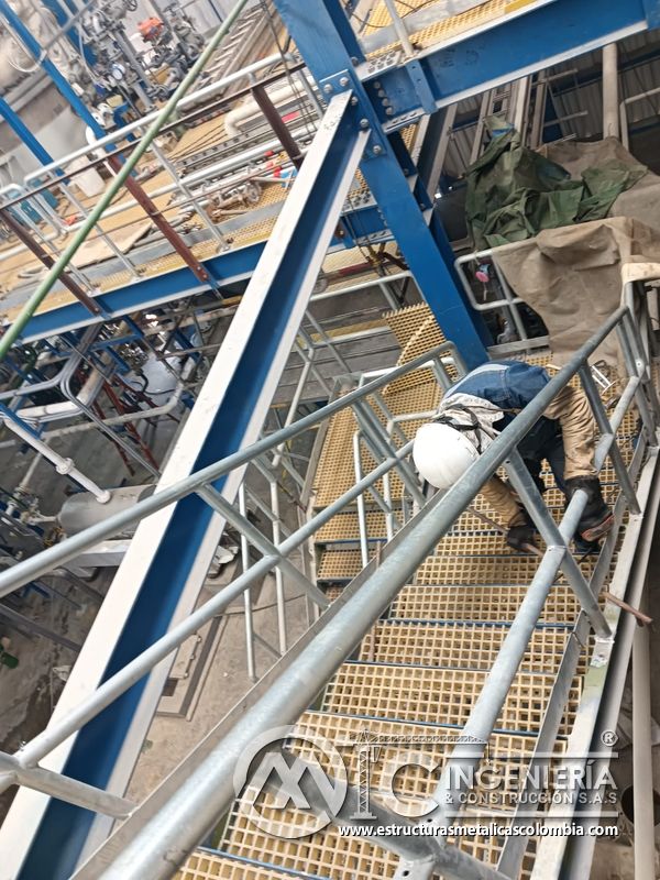 Escalera industrial con barandas y pasarela superior del Edificio eléctrico CCM - Brinsa con fabricación e instalación profesional en Bogotá, Colombia. Montajes, Ingeniería y Construcción. MIC SAS. Escalera industrial con barandas y pasarela superior del Edificio eléctrico CCM - Brinsa en Bogotá, Colombia. Montajes, Ingeniería y Construcción. MIC SAS.