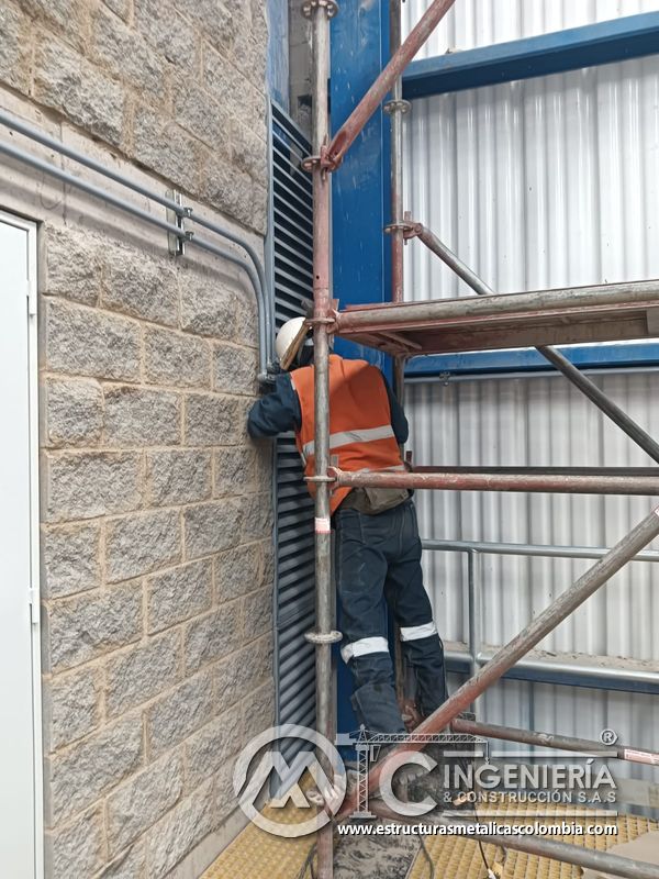 Pasarela metálica con plataforma auxiliar de trabajo del Edificio eléctrico CCM - Brinsa con fabricación e instalación profesional en Bogotá, Colombia. Montajes, Ingeniería y Construcción. MIC SAS. Pasarela metálica con plataforma auxiliar de trabajo del Edificio eléctrico CCM - Brinsa en Bogotá, Colombia. Montajes, Ingeniería y Construcción. MIC SAS.
