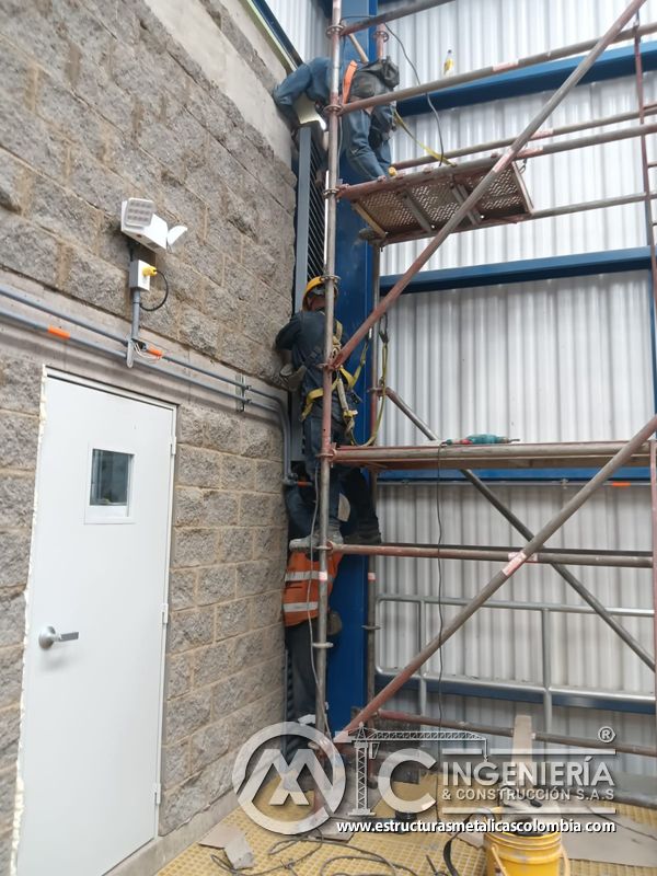 Pasarela metálica y soporte vertical en área industrial del Edificio eléctrico CCM - Brinsa con fabricación e instalación profesional en Bogotá, Colombia. Montajes, Ingeniería y Construcción. MIC SAS. Pasarela metálica y soporte vertical en área industrial del Edificio eléctrico CCM - Brinsa en Bogotá, Colombia. Montajes, Ingeniería y Construcción. MIC SAS.