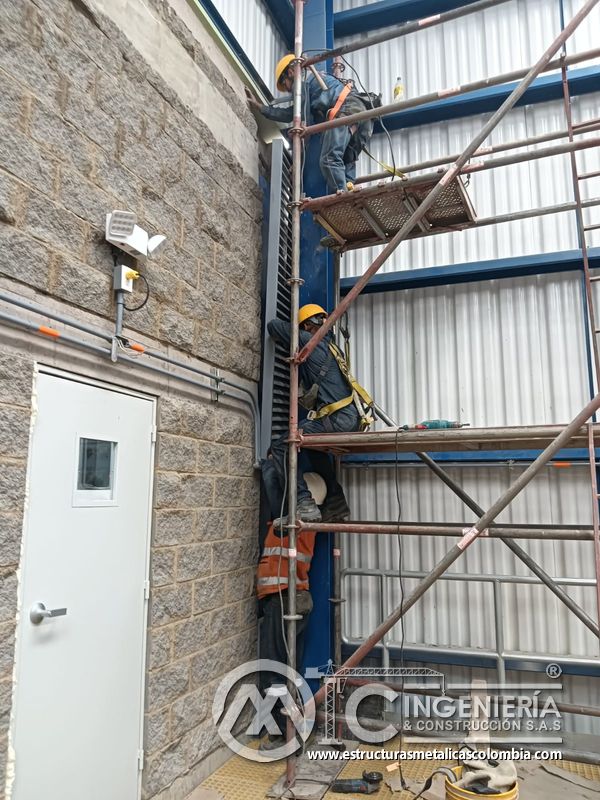 Barandas metálicas y pasarela sobre soporte estructural del Edificio eléctrico CCM - Brinsa con fabricación e instalación profesional en Bogotá, Colombia. Montajes, Ingeniería y Construcción. MIC SAS. Barandas metálicas y pasarela sobre soporte estructural del Edificio eléctrico CCM - Brinsa en Bogotá, Colombia. Montajes, Ingeniería y Construcción. MIC SAS.