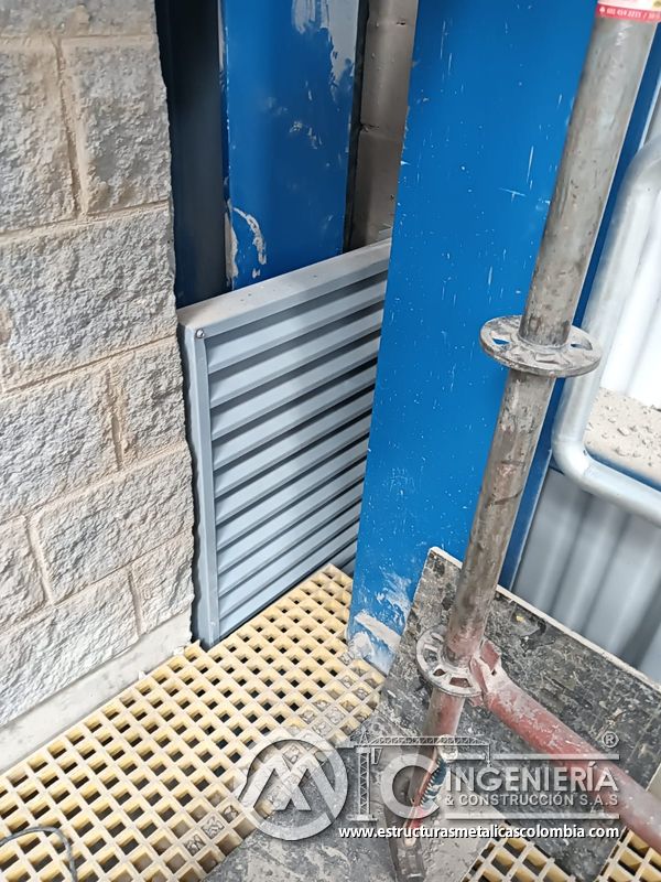 Persiana de ventilación junto a pasarela y soporte metálico del Edificio eléctrico CCM - Brinsa con fabricación e instalación profesional en Bogotá, Colombia. Montajes, Ingeniería y Construcción. MIC SAS. Persiana de ventilación junto a pasarela y soporte metálico del Edificio eléctrico CCM - Brinsa en Bogotá, Colombia. Montajes, Ingeniería y Construcción. MIC SAS.