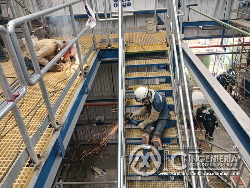 Pasarela de rejilla con barandas metálicas superiores del Edificio eléctrico CCM - Brinsa con fabricación e instalación profesional en Bogotá, Colombia. Montajes, Ingeniería y Construcción. MIC SAS. Pasarela de rejilla con barandas metálicas superiores del Edificio eléctrico CCM - Brinsa en Bogotá, Colombia. Montajes, Ingeniería y Construcción. MIC SAS.