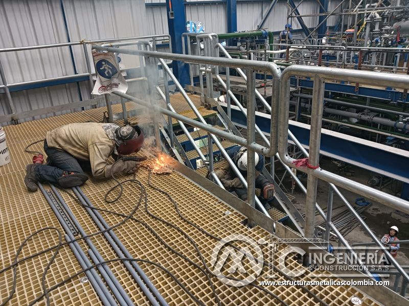 Soldadura sobre piso de rejilla junto a barandas metálicas del Edificio eléctrico CCM - Brinsa con fabricación e instalación profesional en Bogotá, Colombia. Montajes, Ingeniería y Construcción. MIC SAS. Soldadura sobre piso de rejilla junto a barandas metálicas del Edificio eléctrico CCM - Brinsa en Bogotá, Colombia. Montajes, Ingeniería y Construcción. MIC SAS.