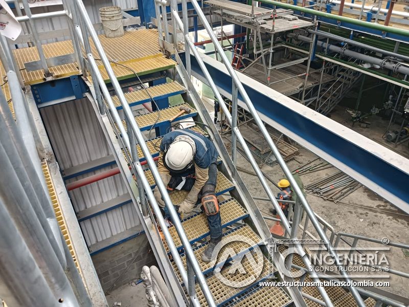 Pasarela con barandas y piso de rejilla metálica del Edificio eléctrico CCM - Brinsa con fabricación e instalación profesional en Bogotá, Colombia. Montajes, Ingeniería y Construcción. MIC SAS. Pasarela con barandas y piso de rejilla metálica del Edificio eléctrico CCM - Brinsa en Bogotá, Colombia. Montajes, Ingeniería y Construcción. MIC SAS.