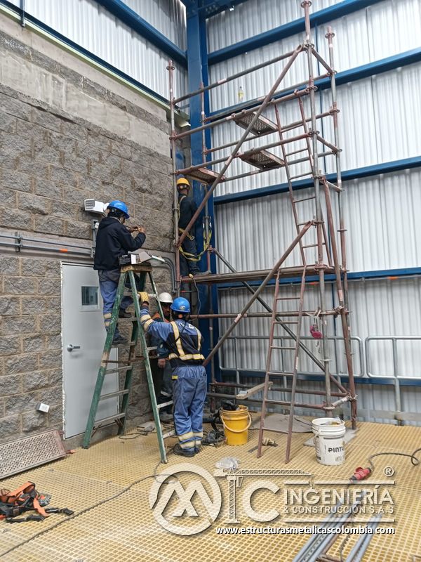Estructura de escalera y plataforma metálica interior del Edificio eléctrico CCM - Brinsa con fabricación e instalación profesional en Bogotá, Colombia. Montajes, Ingeniería y Construcción. MIC SAS. Estructura de escalera y plataforma metálica interior del Edificio eléctrico CCM - Brinsa en Bogotá, Colombia. Montajes, Ingeniería y Construcción. MIC SAS.
