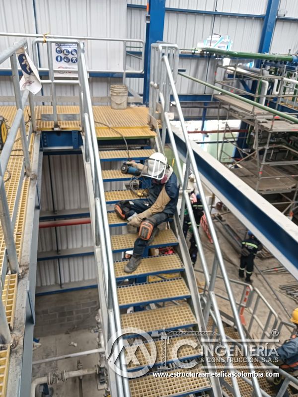 Escalera industrial conectada a pasarela con piso de rejilla del Edificio eléctrico CCM - Brinsa con fabricación e instalación profesional en Bogotá, Colombia. Montajes, Ingeniería y Construcción. MIC SAS. Escalera industrial conectada a pasarela con piso de rejilla del Edificio eléctrico CCM - Brinsa en Bogotá, Colombia. Montajes, Ingeniería y Construcción. MIC SAS.
