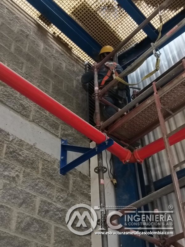 Trabajador en altura junto a baranda y soporte metálico del Edificio eléctrico CCM - Brinsa con fabricación e instalación profesional en Bogotá, Colombia. Montajes, Ingeniería y Construcción. MIC SAS. Trabajador en altura junto a baranda y soporte metálico del Edificio eléctrico CCM - Brinsa en Bogotá, Colombia. Montajes, Ingeniería y Construcción. MIC SAS.