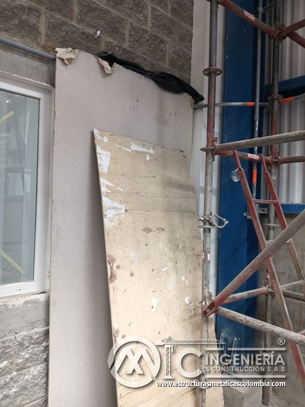 Instalación de escalera metálica junto a soporte vertical del Edificio eléctrico CCM - Brinsa con fabricación e instalación profesional en Bogotá, Colombia. Montajes, Ingeniería y Construcción. MIC SAS. Instalación de escalera metálica junto a soporte vertical del Edificio eléctrico CCM - Brinsa en Bogotá, Colombia. Montajes, Ingeniería y Construcción. MIC SAS.