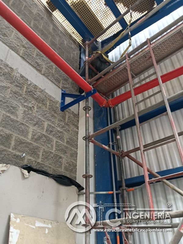 Vigas y columnas metálicas conectadas a pasarela del Edificio eléctrico CCM - Brinsa con fabricación e instalación profesional en Bogotá, Colombia. Montajes, Ingeniería y Construcción. MIC SAS. Vigas y columnas metálicas conectadas a pasarela del Edificio eléctrico CCM - Brinsa en Bogotá, Colombia. Montajes, Ingeniería y Construcción. MIC SAS.