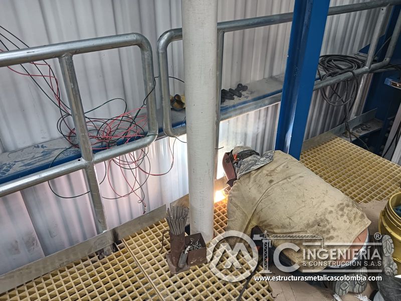 Baranda metálica y piso de rejilla en plataforma del Edificio eléctrico CCM - Brinsa con fabricación e instalación profesional en Bogotá, Colombia. Montajes, Ingeniería y Construcción. MIC SAS. Baranda metálica y piso de rejilla en plataforma del Edificio eléctrico CCM - Brinsa en Bogotá, Colombia. Montajes, Ingeniería y Construcción. MIC SAS.