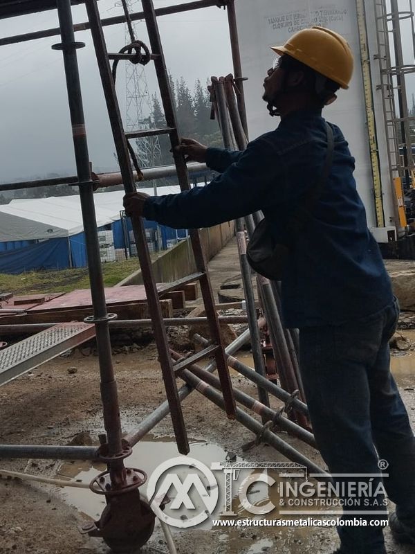 Trabajador sobre pasarela con barandas y piso de rejilla del Edificio eléctrico CCM - Brinsa con fabricación e instalación profesional en Bogotá, Colombia. Montajes, Ingeniería y Construcción. MIC SAS. Trabajador sobre pasarela con barandas y piso de rejilla del Edificio eléctrico CCM - Brinsa en Bogotá, Colombia. Montajes, Ingeniería y Construcción. MIC SAS.