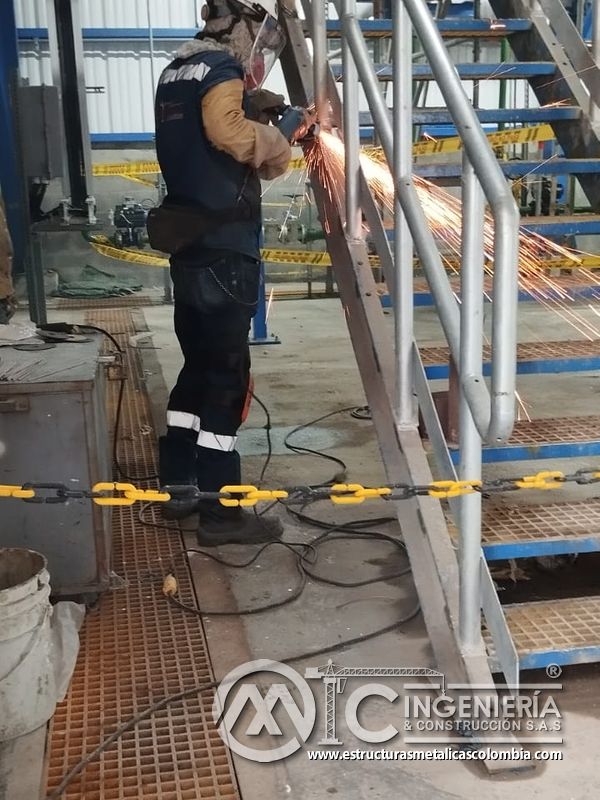 Soldadura en piso de rejilla sobre plataforma industrial del Edificio eléctrico CCM - Brinsa con fabricación e instalación profesional en Bogotá, Colombia. Montajes, Ingeniería y Construcción. MIC SAS. Soldadura en piso de rejilla sobre plataforma industrial del Edificio eléctrico CCM - Brinsa en Bogotá, Colombia. Montajes, Ingeniería y Construcción. MIC SAS.
