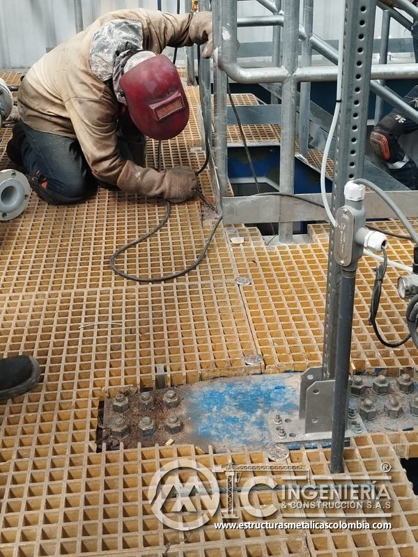 Soldadura de baranda en pasarela metálica del Edificio eléctrico CCM - Brinsa con fabricación e instalación profesional en Bogotá, Colombia. Montajes, Ingeniería y Construcción. MIC SAS. Soldadura de baranda en pasarela metálica del Edificio eléctrico CCM - Brinsa en Bogotá, Colombia. Montajes, Ingeniería y Construcción. MIC SAS.