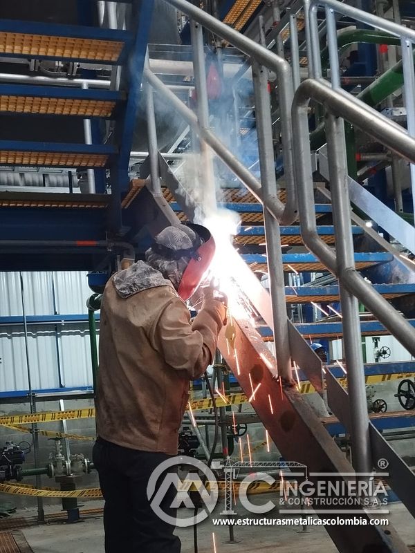 Soldadura en escalera y baranda metálica industrial del Edificio eléctrico CCM - Brinsa con fabricación e instalación profesional en Bogotá, Colombia. Montajes, Ingeniería y Construcción. MIC SAS. Soldadura en escalera y baranda metálica industrial del Edificio eléctrico CCM - Brinsa en Bogotá, Colombia. Montajes, Ingeniería y Construcción. MIC SAS.