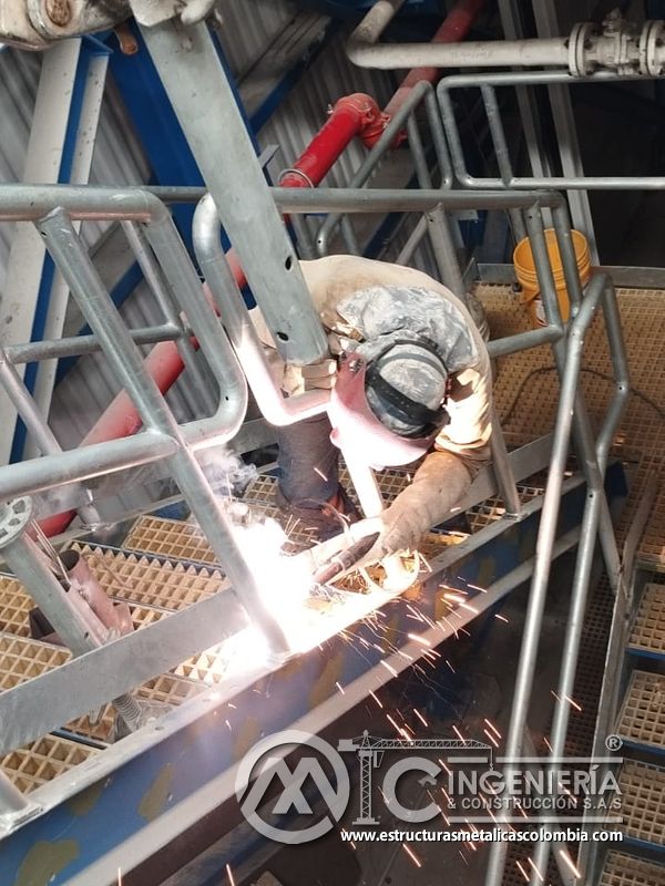 Montaje de estructura metálica sobre plataforma exterior del Edificio eléctrico CCM - Brinsa con fabricación e instalación profesional en Bogotá, Colombia. Montajes, Ingeniería y Construcción. MIC SAS. Montaje de estructura metálica sobre plataforma exterior del Edificio eléctrico CCM - Brinsa en Bogotá, Colombia. Montajes, Ingeniería y Construcción. MIC SAS.