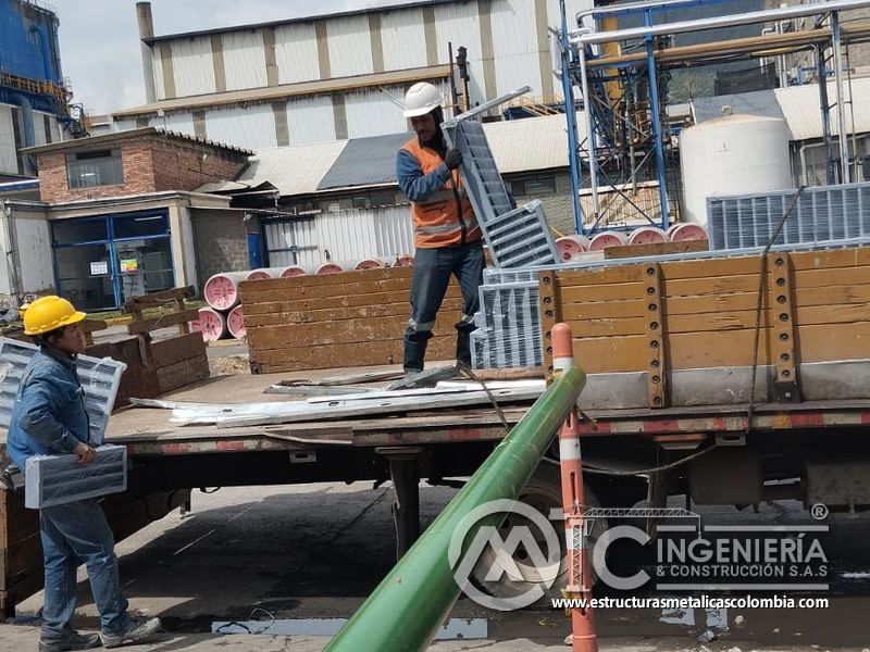 Columna metálica de soporte para pasarela industrial del Edificio eléctrico CCM - Brinsa con fabricación e instalación profesional en Bogotá, Colombia. Montajes, Ingeniería y Construcción. MIC SAS. Columna metálica de soporte para pasarela industrial del Edificio eléctrico CCM - Brinsa en Bogotá, Colombia. Montajes, Ingeniería y Construcción. MIC SAS.