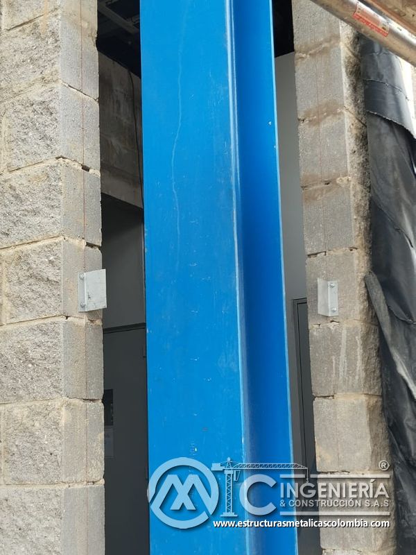 Andamio auxiliar junto a pasarela y soporte vertical del Edificio eléctrico CCM - Brinsa con fabricación e instalación profesional en Bogotá, Colombia. Montajes, Ingeniería y Construcción. MIC SAS. Andamio auxiliar junto a pasarela y soporte vertical del Edificio eléctrico CCM - Brinsa en Bogotá, Colombia. Montajes, Ingeniería y Construcción. MIC SAS.