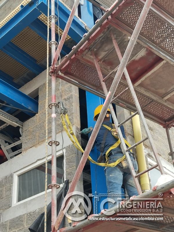 Trabajo desde andamio auxiliar junto a pasarela metálica del Edificio eléctrico CCM - Brinsa con fabricación e instalación profesional en Bogotá, Colombia. Montajes, Ingeniería y Construcción. MIC SAS. Trabajo desde andamio auxiliar junto a pasarela metálica del Edificio eléctrico CCM - Brinsa en Bogotá, Colombia. Montajes, Ingeniería y Construcción. MIC SAS.