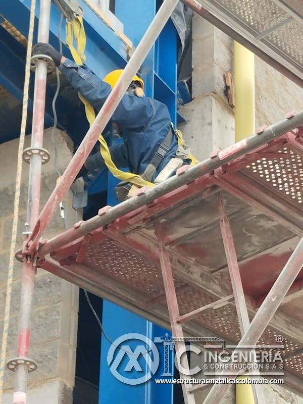 Ajuste de pasarela y baranda desde plataforma auxiliar del Edificio eléctrico CCM - Brinsa con fabricación e instalación profesional en Bogotá, Colombia. Montajes, Ingeniería y Construcción. MIC SAS. Ajuste de pasarela y baranda desde plataforma auxiliar del Edificio eléctrico CCM - Brinsa en Bogotá, Colombia. Montajes, Ingeniería y Construcción. MIC SAS.