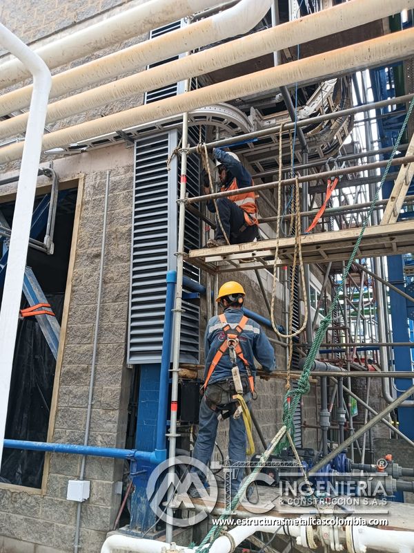 Pasarela metálica con baranda y plataforma auxiliar del Edificio eléctrico CCM - Brinsa con fabricación e instalación profesional en Bogotá, Colombia. Montajes, Ingeniería y Construcción. MIC SAS. Pasarela metálica con baranda y plataforma auxiliar del Edificio eléctrico CCM - Brinsa en Bogotá, Colombia. Montajes, Ingeniería y Construcción. MIC SAS.