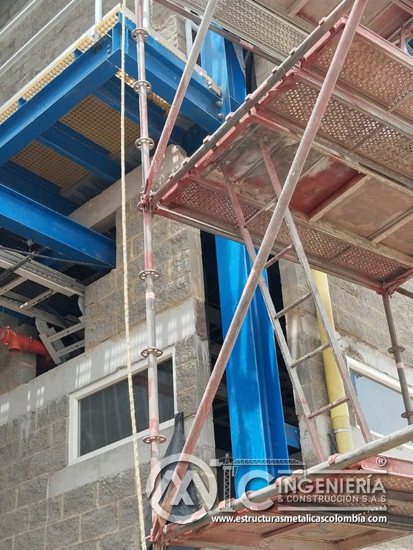Trabajador sobre piso de rejilla en plataforma metálica del Edificio eléctrico CCM - Brinsa con fabricación e instalación profesional en Bogotá, Colombia. Montajes, Ingeniería y Construcción. MIC SAS. Trabajador sobre piso de rejilla en plataforma metálica del Edificio eléctrico CCM - Brinsa en Bogotá, Colombia. Montajes, Ingeniería y Construcción. MIC SAS.
