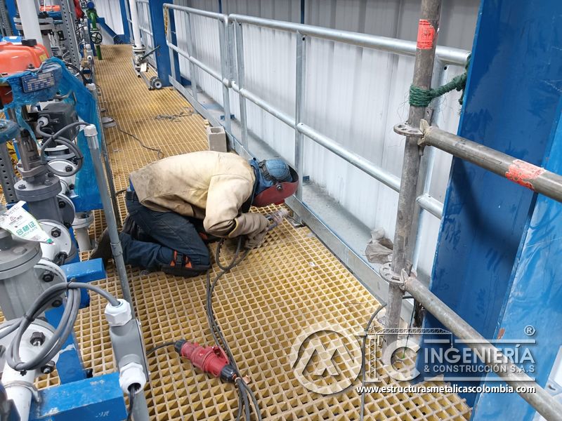 Barandas metálicas sobre pasarela con piso de rejilla del Edificio eléctrico CCM - Brinsa con fabricación e instalación profesional en Bogotá, Colombia. Montajes, Ingeniería y Construcción. MIC SAS. Barandas metálicas sobre pasarela con piso de rejilla del Edificio eléctrico CCM - Brinsa en Bogotá, Colombia. Montajes, Ingeniería y Construcción. MIC SAS.