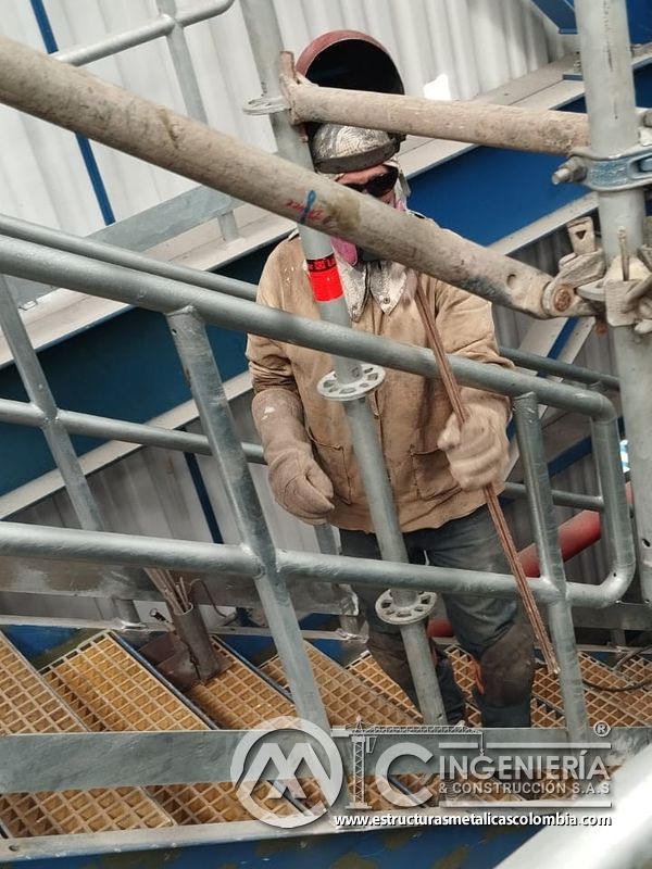 Piso de rejilla en plataforma de mantenimiento industrial del Edificio eléctrico CCM - Brinsa con fabricación e instalación profesional en Bogotá, Colombia. Montajes, Ingeniería y Construcción. MIC SAS. Piso de rejilla en plataforma de mantenimiento industrial del Edificio eléctrico CCM - Brinsa en Bogotá, Colombia. Montajes, Ingeniería y Construcción. MIC SAS.