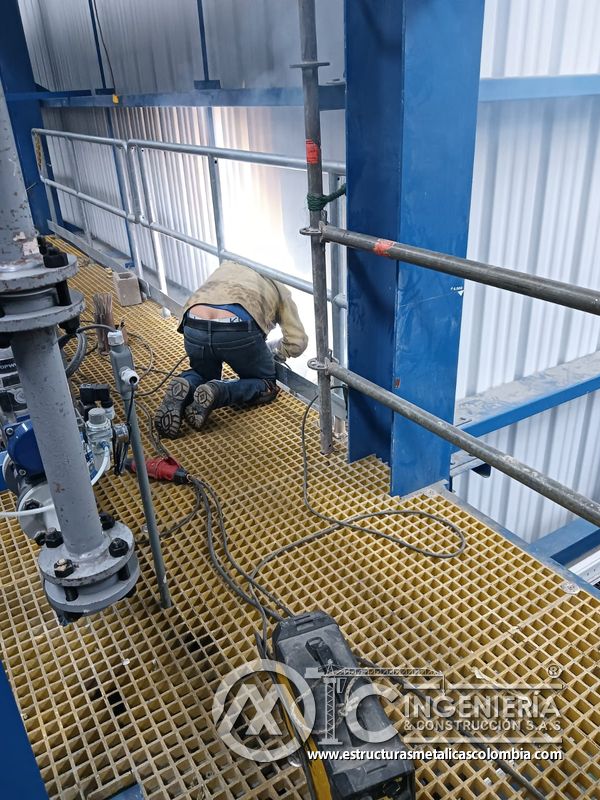 Pasarela con barandas y escalera metálica superior del Edificio eléctrico CCM - Brinsa con fabricación e instalación profesional en Bogotá, Colombia. Montajes, Ingeniería y Construcción. MIC SAS. Pasarela con barandas y escalera metálica superior del Edificio eléctrico CCM - Brinsa en Bogotá, Colombia. Montajes, Ingeniería y Construcción. MIC SAS.