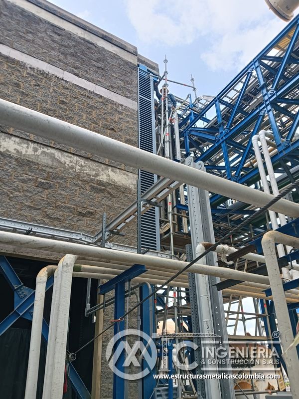 Pasarela y barandas metálicas sobre fachada exterior del Edificio eléctrico CCM - Brinsa con fabricación e instalación profesional en Bogotá, Colombia. Montajes, Ingeniería y Construcción. MIC SAS. Pasarela y barandas metálicas sobre fachada exterior del Edificio eléctrico CCM - Brinsa en Bogotá, Colombia. Montajes, Ingeniería y Construcción. MIC SAS.