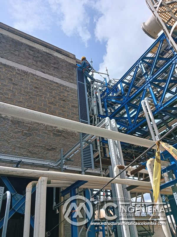 Pasarela con baranda y soporte metálico exterior del Edificio eléctrico CCM - Brinsa con fabricación e instalación profesional en Bogotá, Colombia. Montajes, Ingeniería y Construcción. MIC SAS. Pasarela con baranda y soporte metálico exterior del Edificio eléctrico CCM - Brinsa en Bogotá, Colombia. Montajes, Ingeniería y Construcción. MIC SAS.