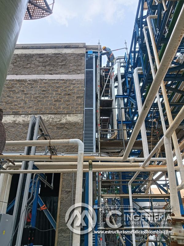 Trabajador sobre plataforma con piso de rejilla metálica del Edificio eléctrico CCM - Brinsa con fabricación e instalación profesional en Bogotá, Colombia. Montajes, Ingeniería y Construcción. MIC SAS. Trabajador sobre plataforma con piso de rejilla metálica del Edificio eléctrico CCM - Brinsa en Bogotá, Colombia. Montajes, Ingeniería y Construcción. MIC SAS.
