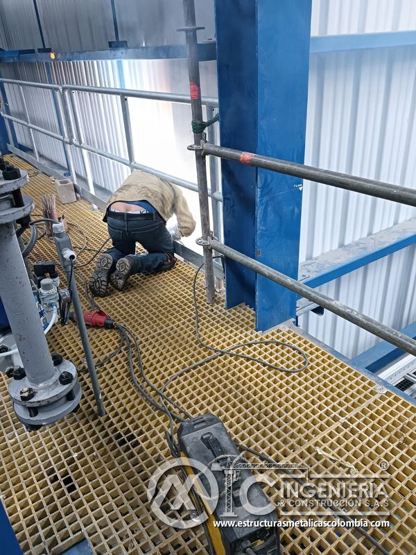 Escalera y pasarela metálica con soporte exterior del Edificio eléctrico CCM - Brinsa con fabricación e instalación profesional en Bogotá, Colombia. Montajes, Ingeniería y Construcción. MIC SAS. Escalera y pasarela metálica con soporte exterior del Edificio eléctrico CCM - Brinsa en Bogotá, Colombia. Montajes, Ingeniería y Construcción. MIC SAS.
