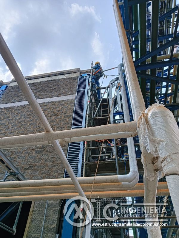 Pasarela con barandas instalada junto a fachada metálica del Edificio eléctrico CCM - Brinsa con fabricación e instalación profesional en Bogotá, Colombia. Montajes, Ingeniería y Construcción. MIC SAS. Pasarela con barandas instalada junto a fachada metálica del Edificio eléctrico CCM - Brinsa en Bogotá, Colombia. Montajes, Ingeniería y Construcción. MIC SAS.