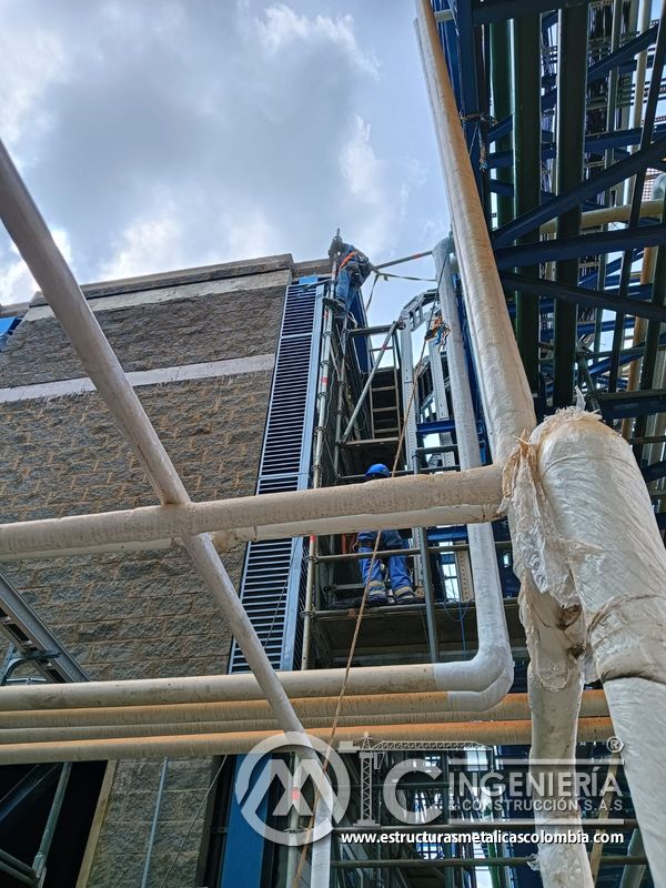 Pasarela exterior con columna y soporte metálico del Edificio eléctrico CCM - Brinsa con fabricación e instalación profesional en Bogotá, Colombia. Montajes, Ingeniería y Construcción. MIC SAS. Pasarela exterior con columna y soporte metálico del Edificio eléctrico CCM - Brinsa en Bogotá, Colombia. Montajes, Ingeniería y Construcción. MIC SAS.