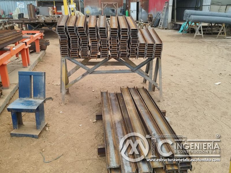 Perfiles rectangulares metálicos apilados para fabricación del puente Venecia con fabricación e instalación profesional en Bogotá, Colombia. Montajes, Ingeniería y Construcción. MIC SAS. Perfiles rectangulares metálicos apilados para fabricación del puente Venecia en Bogotá, Colombia. Montajes, Ingeniería y Construcción. MIC SAS.
