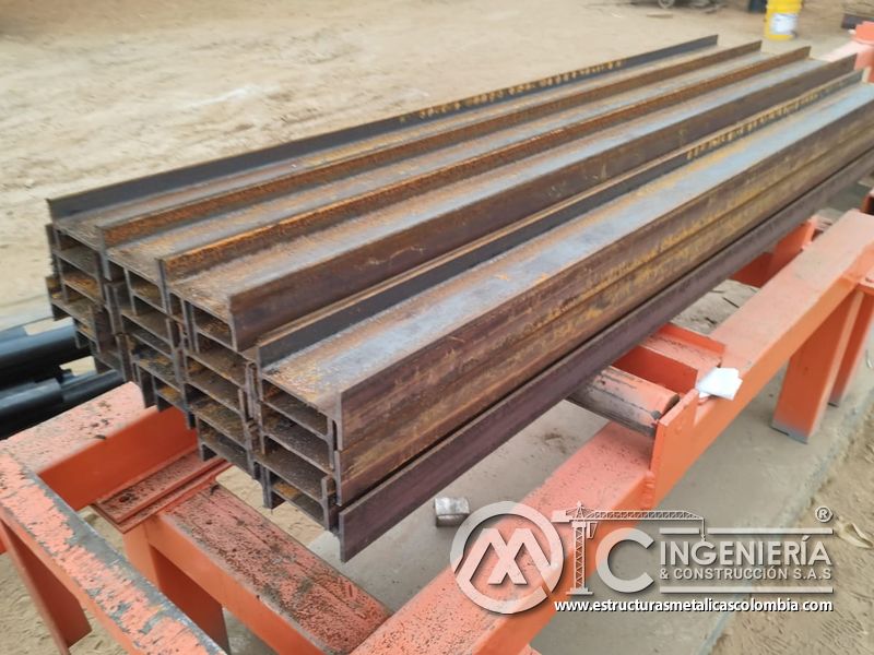 Tubos y perfiles metálicos almacenados en taller de fabricación del puente Venecia con fabricación e instalación profesional en Bogotá, Colombia. Montajes, Ingeniería y Construcción. MIC SAS. Tubos y perfiles metálicos almacenados en taller de fabricación del puente Venecia en Bogotá, Colombia. Montajes, Ingeniería y Construcción. MIC SAS.