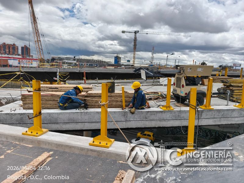 Trabajadores instalando postes amarillos sobre puente del puente Venecia con fabricación e instalación profesional en Bogotá, Colombia. Montajes, Ingeniería y Construcción. MIC SAS. Trabajadores instalando postes amarillos sobre puente del puente Venecia en Bogotá, Colombia. Montajes, Ingeniería y Construcción. MIC SAS.
