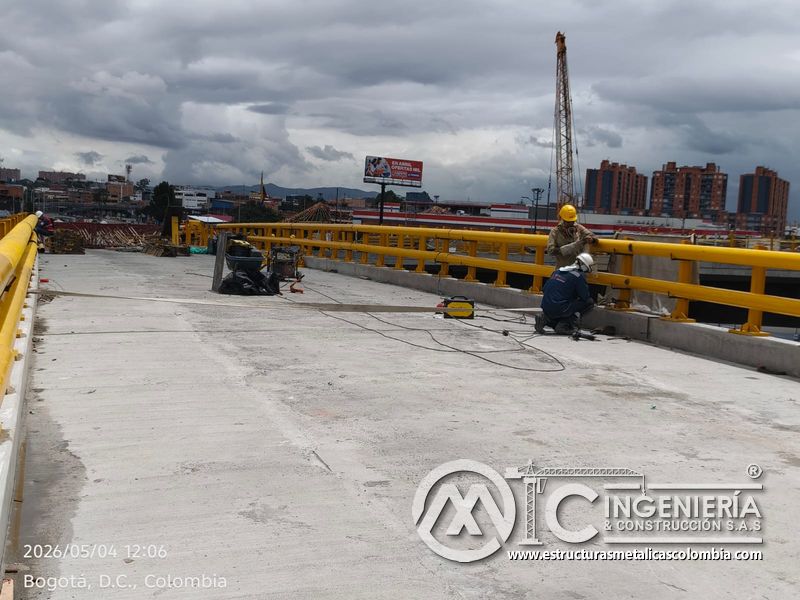 Trabajador junto a baranda amarilla en borde de puente del puente Venecia con fabricación e instalación profesional en Bogotá, Colombia. Montajes, Ingeniería y Construcción. MIC SAS. Trabajador junto a baranda amarilla en borde de puente del puente Venecia en Bogotá, Colombia. Montajes, Ingeniería y Construcción. MIC SAS.