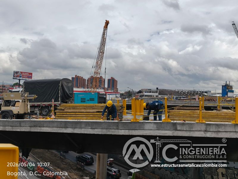 Barandas amarillas instaladas con trabajador en montaje del puente Venecia con fabricación e instalación profesional en Bogotá, Colombia. Montajes, Ingeniería y Construcción. MIC SAS. Barandas amarillas instaladas con trabajador en montaje del puente Venecia en Bogotá, Colombia. Montajes, Ingeniería y Construcción. MIC SAS.
