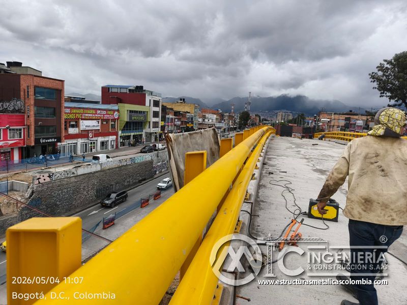 Pasamanos tubular amarillo instalado sobre borde del puente del puente Venecia con fabricación e instalación profesional en Bogotá, Colombia. Montajes, Ingeniería y Construcción. MIC SAS. Pasamanos tubular amarillo instalado sobre borde del puente del puente Venecia en Bogotá, Colombia. Montajes, Ingeniería y Construcción. MIC SAS.