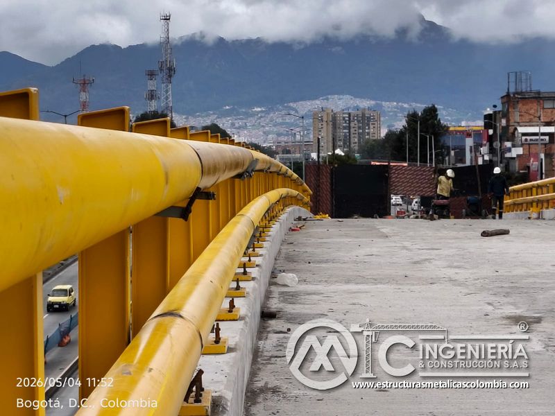 Pasamanos tubular amarillo continuo junto a la losa del puente Venecia con fabricación e instalación profesional en Bogotá, Colombia. Montajes, Ingeniería y Construcción. MIC SAS. Pasamanos tubular amarillo continuo junto a la losa del puente Venecia en Bogotá, Colombia. Montajes, Ingeniería y Construcción. MIC SAS.