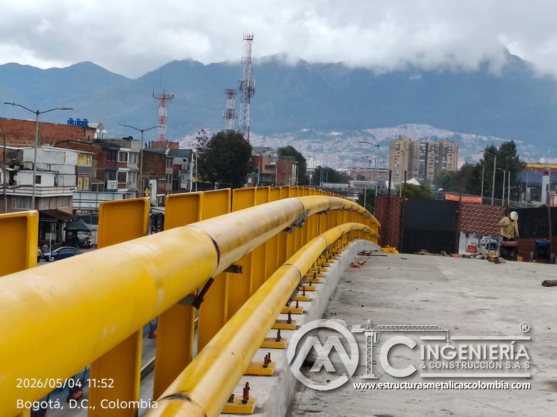 Tubos de pasamanos amarillos instalados sobre barandas del puente Venecia con fabricación e instalación profesional en Bogotá, Colombia. Montajes, Ingeniería y Construcción. MIC SAS. Tubos de pasamanos amarillos instalados sobre barandas del puente Venecia en Bogotá, Colombia. Montajes, Ingeniería y Construcción. MIC SAS.