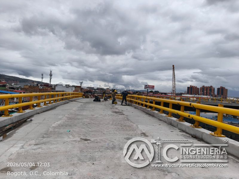 Panorámica de barandas laterales amarillas sobre la losa del puente Venecia con fabricación e instalación profesional en Bogotá, Colombia. Montajes, Ingeniería y Construcción. MIC SAS. Panorámica de barandas laterales amarillas sobre la losa del puente Venecia en Bogotá, Colombia. Montajes, Ingeniería y Construcción. MIC SAS.