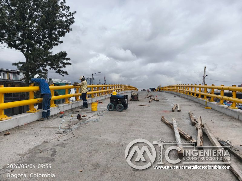 Avance de barandas y pasamanos con herramientas en obra del puente Venecia con fabricación e instalación profesional en Bogotá, Colombia. Montajes, Ingeniería y Construcción. MIC SAS. Avance de barandas y pasamanos con herramientas en obra del puente Venecia en Bogotá, Colombia. Montajes, Ingeniería y Construcción. MIC SAS.