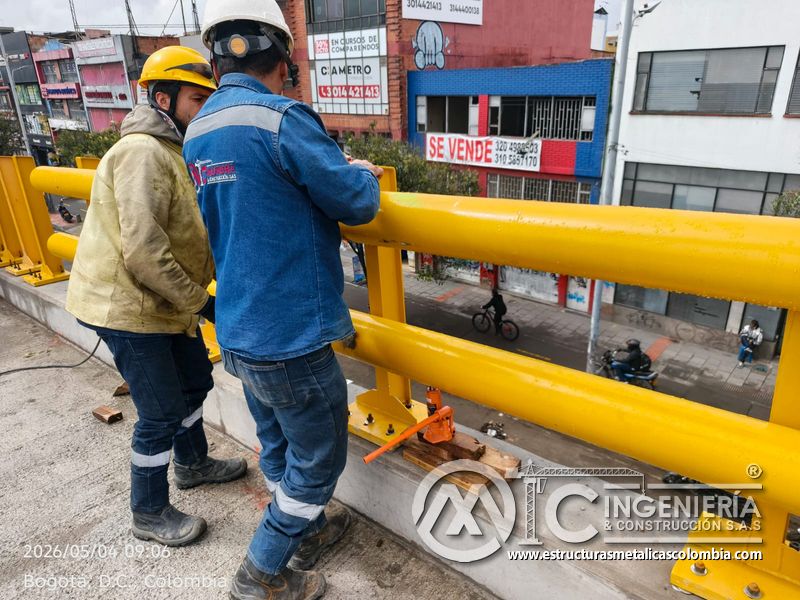 Trabajadores ajustando pasamanos amarillo junto a baranda del puente Venecia con fabricación e instalación profesional en Bogotá, Colombia. Montajes, Ingeniería y Construcción. MIC SAS. Trabajadores ajustando pasamanos amarillo junto a baranda del puente Venecia en Bogotá, Colombia. Montajes, Ingeniería y Construcción. MIC SAS.