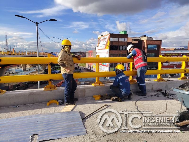 Cuadrilla ajustando barandas amarillas sobre el puente del puente Venecia con fabricación e instalación profesional en Bogotá, Colombia. Montajes, Ingeniería y Construcción. MIC SAS. Cuadrilla ajustando barandas amarillas sobre el puente del puente Venecia en Bogotá, Colombia. Montajes, Ingeniería y Construcción. MIC SAS.